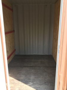 Hier ein Bild von einem 5qm Lagerraum von innen. Dieses Abteil entstand durch die Aufteilung eines 40 Fuß Container mit 30qm in sechs 5qm Lagerabteile